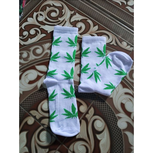 kaos kaki putih motif daun hijau