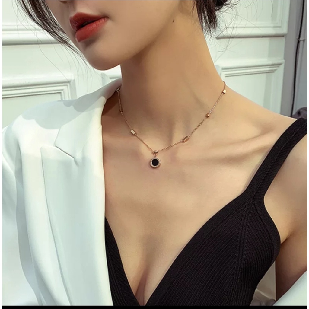 Kalung Rantai Kubus Liontin Shell Angka Romawi 2 Sisi Black n White