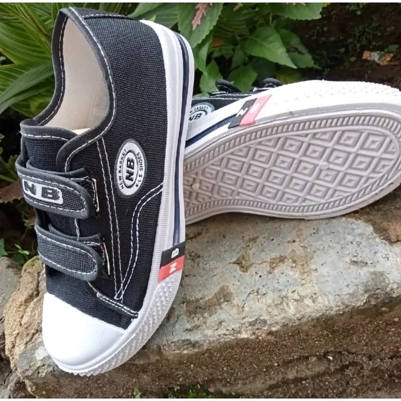 sepatu hitam putih n.b prepet bahan kanvas