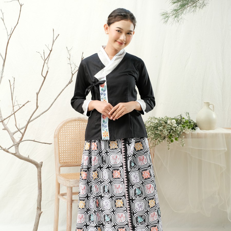 Blus Batik Hanbok Lengan Panjang Meradelima Katun Jepang Hitam