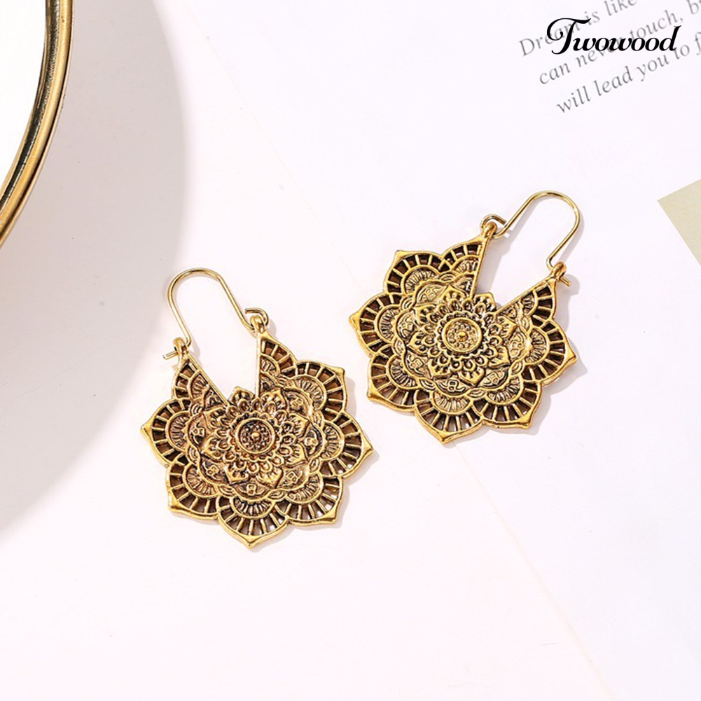 Anting Dangle Leverback Desain Ukiran Bunga Hollow Out Gaya Vintage Untuk Wanita