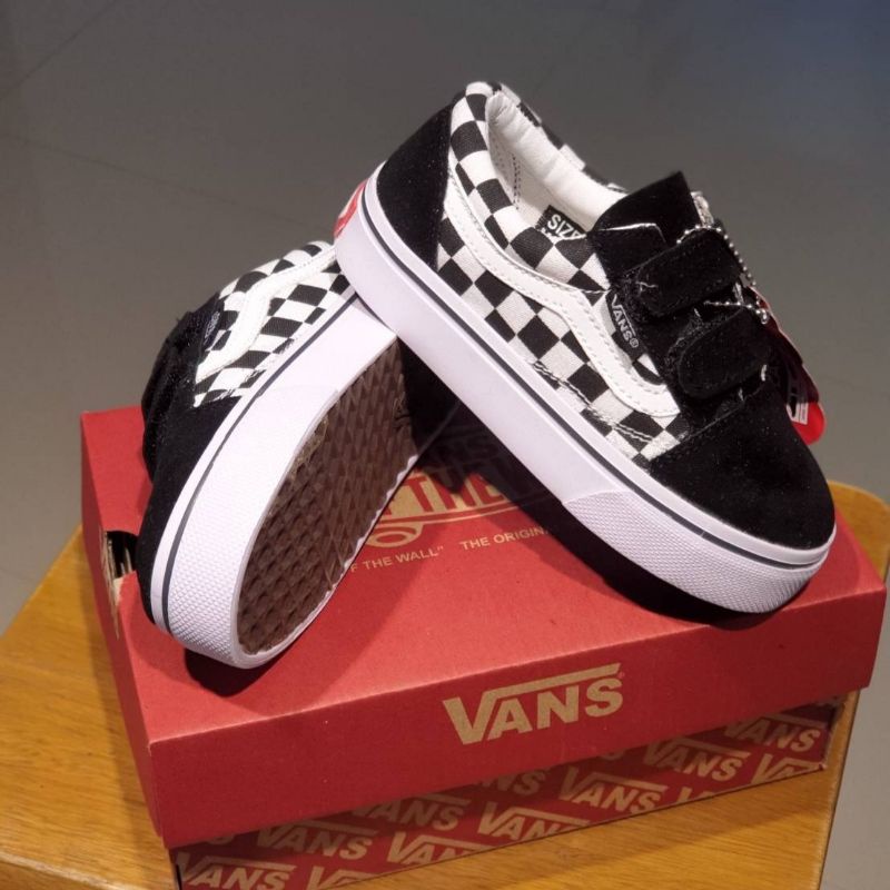 sepatu anak vans sepatu anak vans oldskool catur black white sudah termasuk box &amp; kaus kaki .