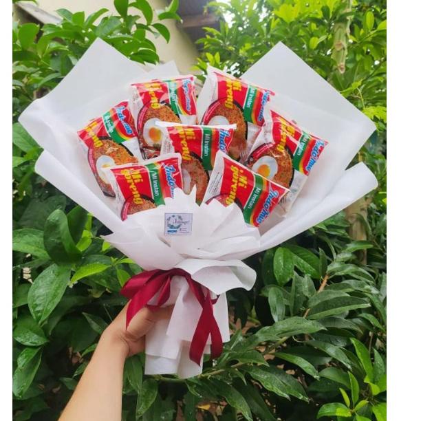

Original (S) BUKET INDOMIE BIG/paket/bingkisan Snack Ulang Tahun/Ultah/ Wisuda/Kado/Hadiah !!