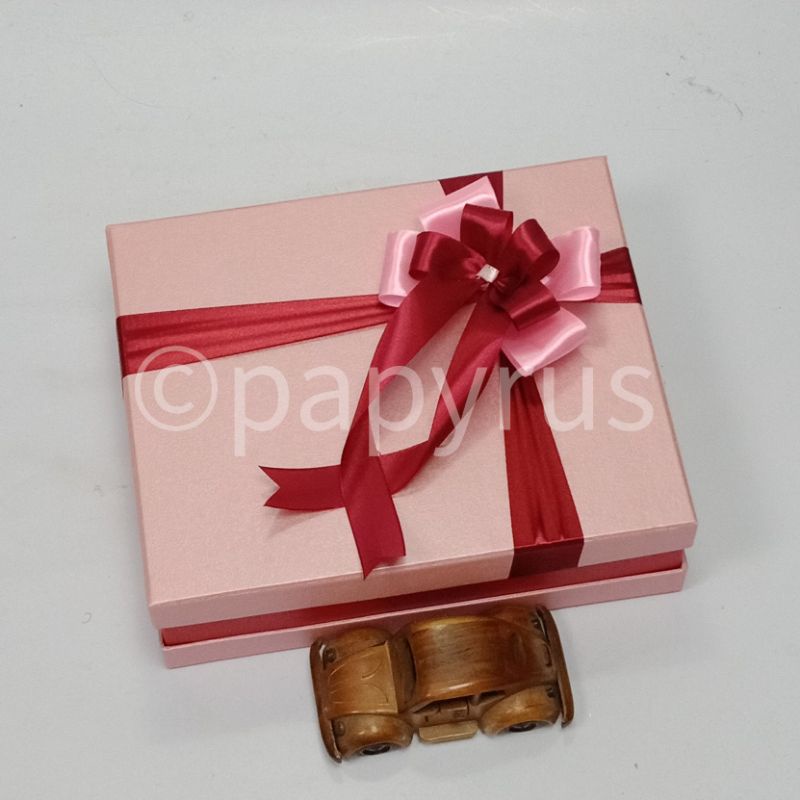 

PAPYRUS Sandwich 25x30 Tinggi 8cm Kotak Kado Gift Box Hadiah V1