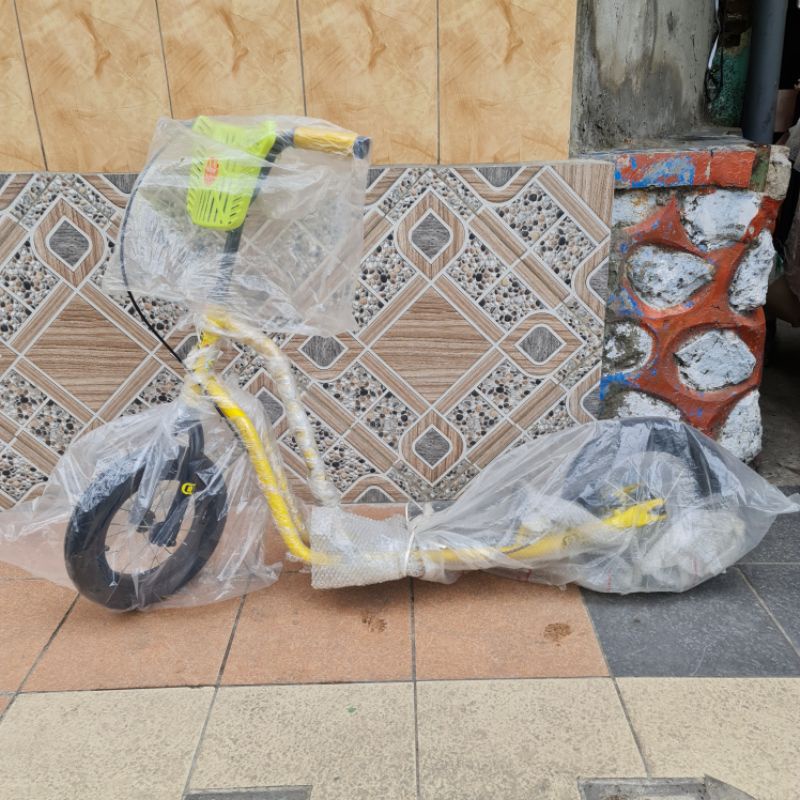 Scooter Skuter Scoter Manual Ban Pompa Ruji Warna Kuning Jadul Bekas