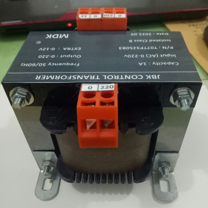 

Trafo Isolasi Input 220V Output 220V 1A Ext 0-12V 1A ABY27