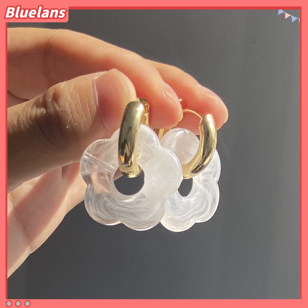 1 Pasang Anting Bentuk Bunga Model Hollow Out Bahan Resin Untuk Wanita