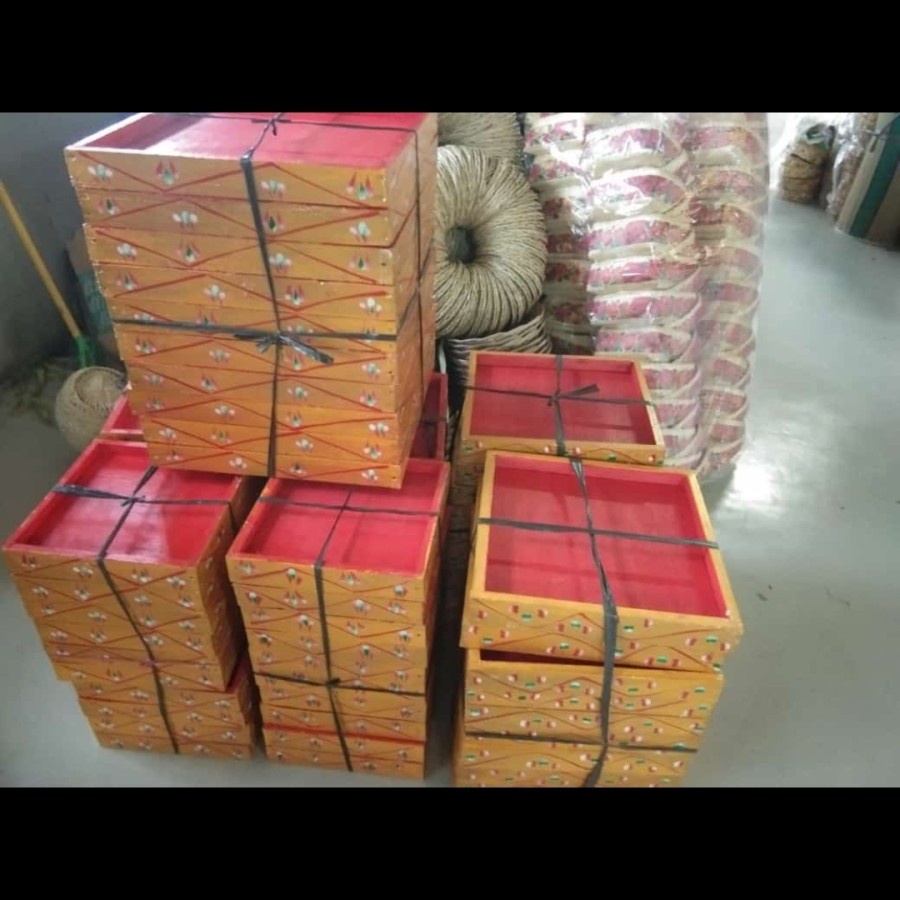 Lampid kotak kayu /nare kotak kayu /tatakan banten kayu