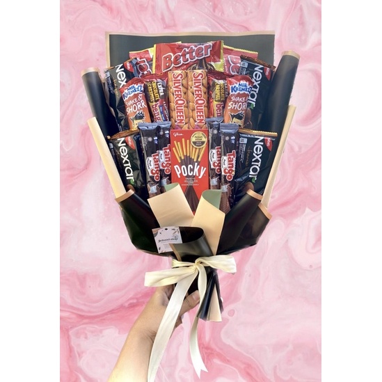 

BUKET SILVERQUEEN ELEGAN HITAM CREAM KEREN/paket/bingkisan Snack Ulang Tahun/Ultah/ Wisuda/Kado/Hadiah/Anniversarry/hadiah wisuda/ pacar / hadiah ultah