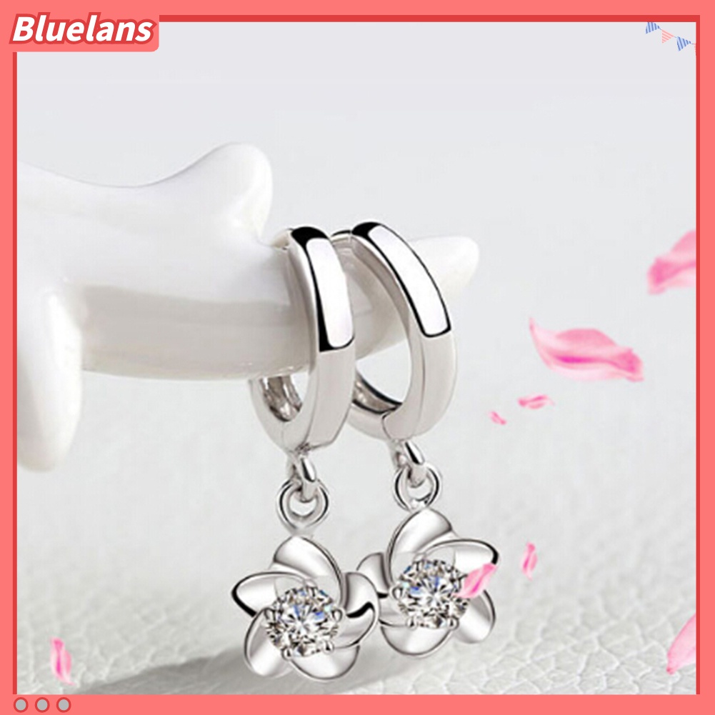 Anting Juntai Bentuk Plum Blossom Aksen Berlian Imitasi Untuk Wanita