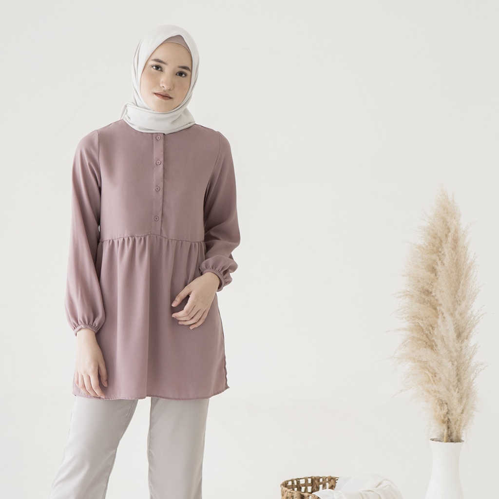 Naura by Aska Label - Atasan basic wanita blouse warna putih offwhite, biru navy, ungu lilac, abu taupe, dusty pink raspberry dengan tangan kerut dan kancing depan busui friendly