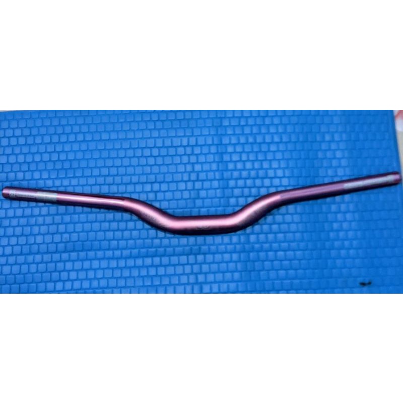 handlebar amoeba D330-1 panjang 700×31,8mm rise 400mm pink anodaize