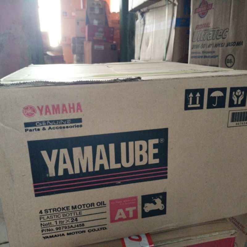 Oli mesin Yamalube super matic SAE 10W-40 1 dus sedus isi 24 botol