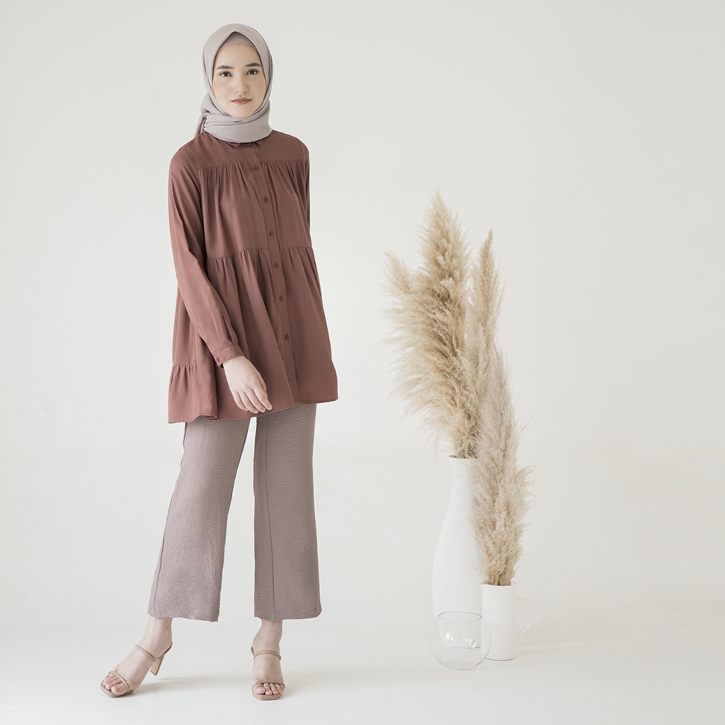 Gendhis by Aska Label - Atasan wanita muslim rayon warna putih offwhite, raspberry maroon busui friendly dengan kerah dan full kancing depann manset