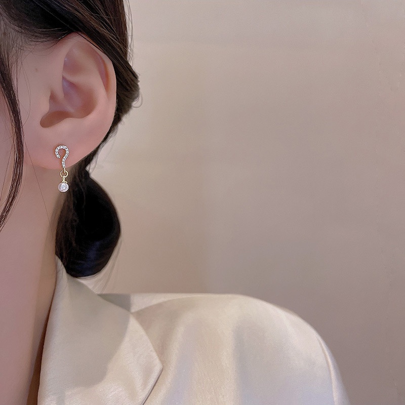 Anting Tusuk Asimetris Model Tanda Tanyaseru Mewah Untuk Wanita