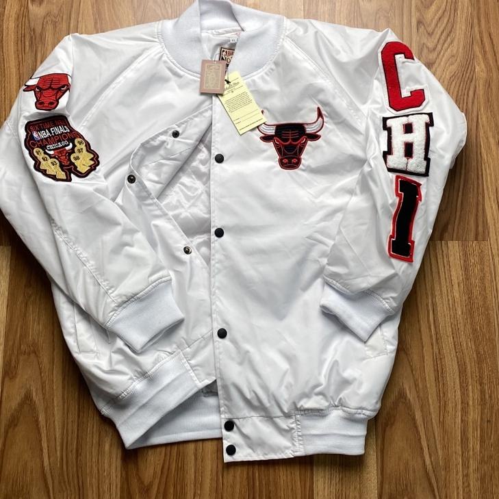Terbagus.. VARSITY JACKET BULLS - CHI PUTIH BORDIR BULU HITAM