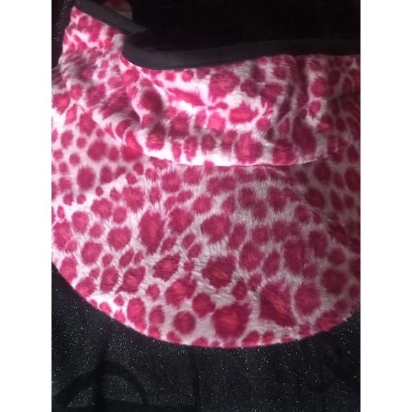 topi leopard pink bulu