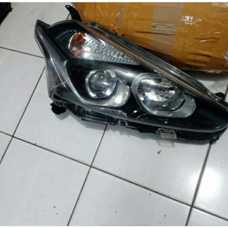 headlamp Toyota sienta tipe  V atau G