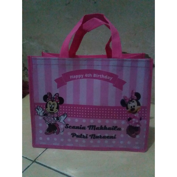

Tas Ulang Tahun / Khusus warna Pink 2 hari kirim /gratis Design / bisa pakai foto dan Karakter Kartun Bebas Pilih/Minimal order 30 tas