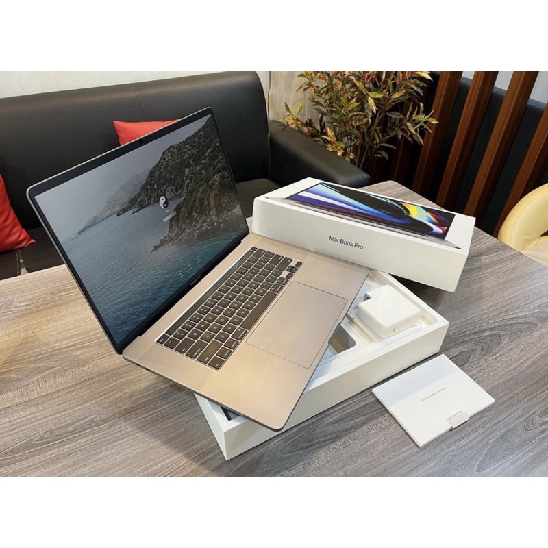 MACBOOK PRO 15&quot; TOUCHBAR 2018 RAM 16GB  SSD 500GB SECOND BERKUALITAS