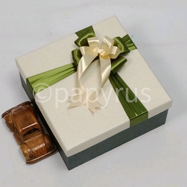 

PAPYRUS Kombinasi 22,5x22,5 Tinggi 10cm Kotak Kado Gift Box Hadiah