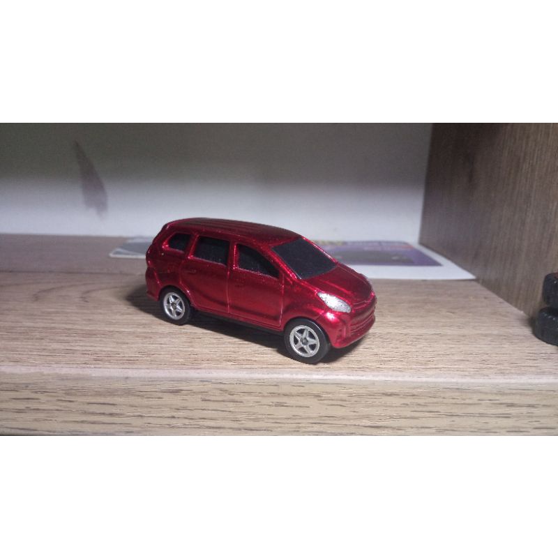 TOMICA TOYOTA AVANZA VELOZ