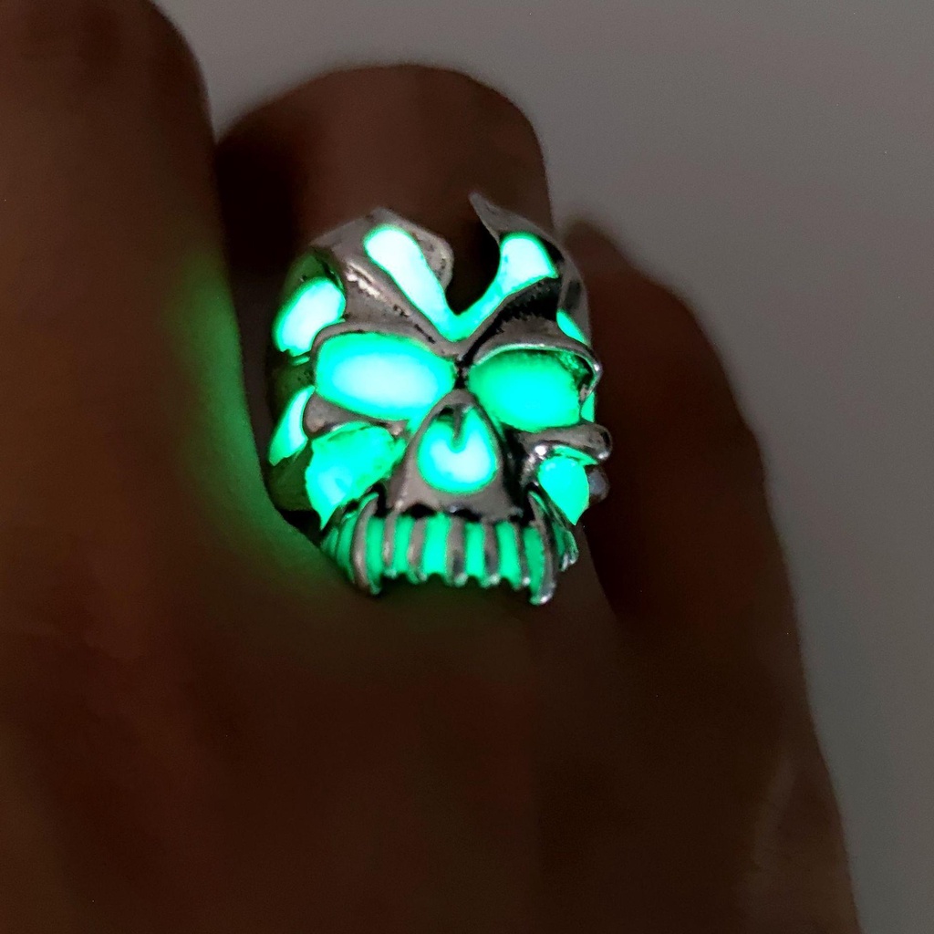 Cincin luminous Bahan alloy Bentuk Tengkorak Gaya Retro Untuk Pria