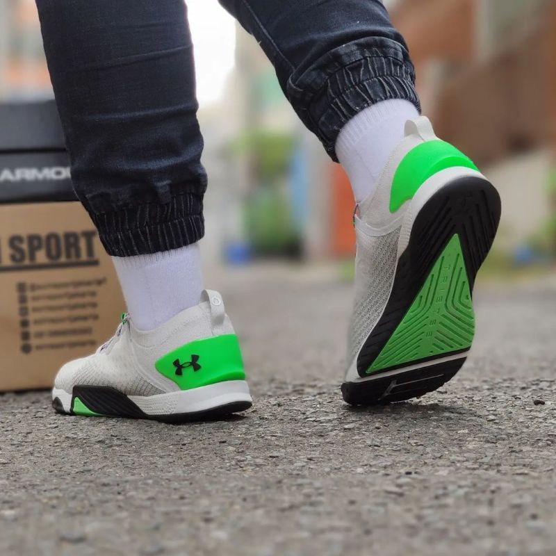 SEPATU TRAINING PRIA UA TRIBASE REIGN 3 WIT (3024701-101)