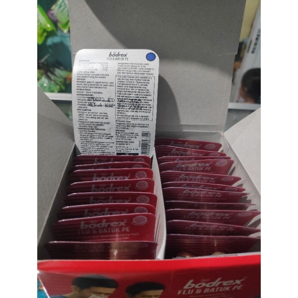 Bodrex Flue &amp; Batuk PE Obat batuk tidak Berdahak meredakan flue 1 Blister 4 Kaplet lapis dua Untuk DEWASA