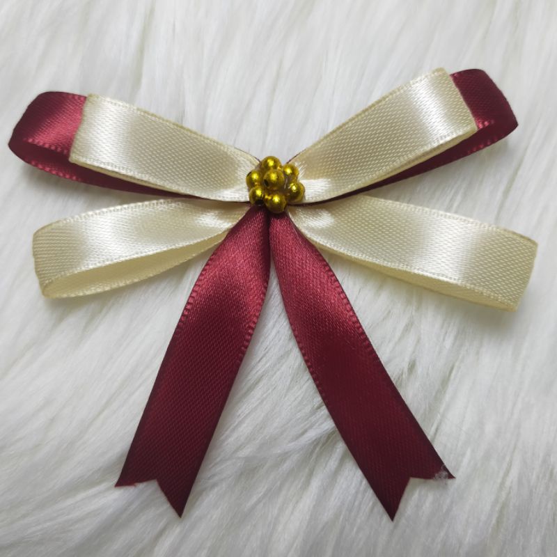 

1 Pcs Pita kado / Pita Satin / Pita Jadi / Pita Souvenir / Pita Hampers / Pita Besek / Pita Parcel /Pita Hias / Pita Seserahan / Aplikasi Pita / Bross / Maroon /Cream