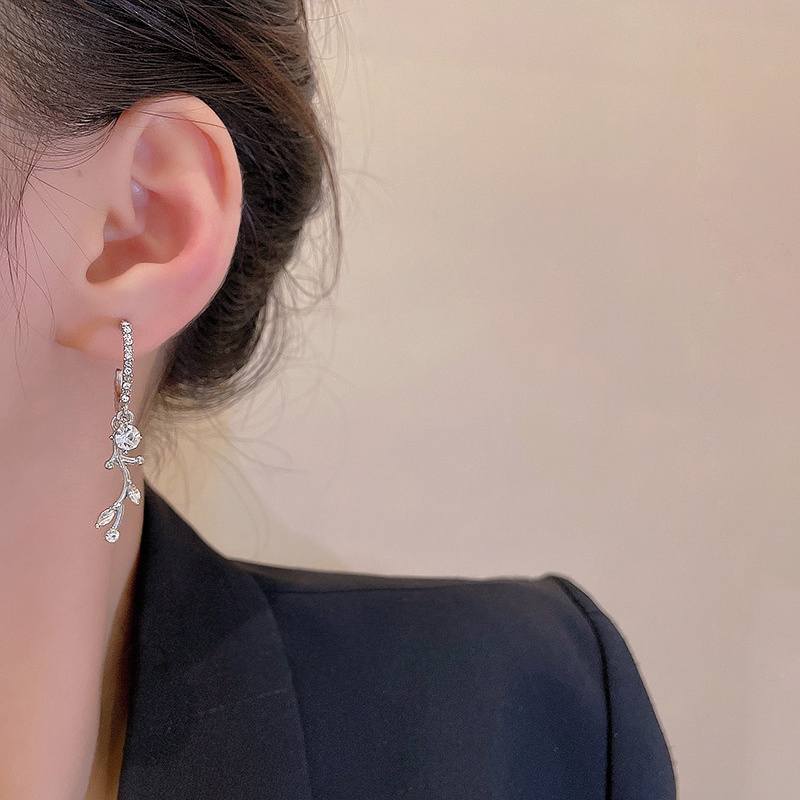 Anting Tusuk Sterling silver 925 Desain Bunga Asimetris Hias Kristal Zircon Mewah Untuk Wanita