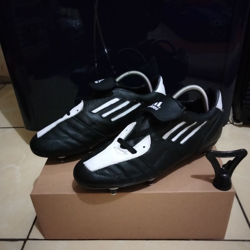 sepatu bola adidas f50 kulit hitam tali pinggir pul besi