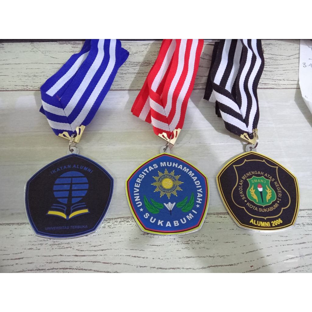 

Medali wisuda kelulusan Bahan Besi Tebal 1,5mm plus Stiker dan Tali Medali