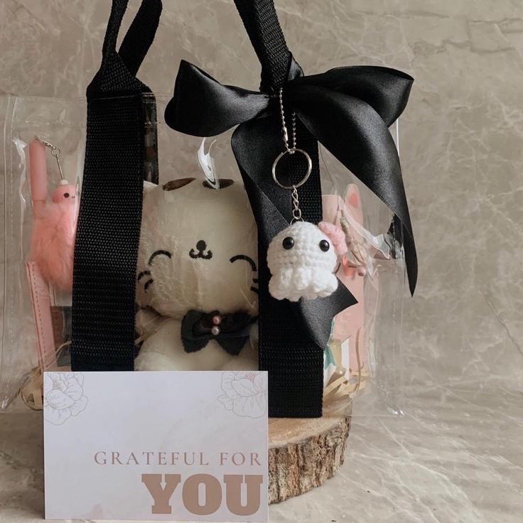 

KodeW2i2H--Kado Apresiasi / Kado Estetik / Kado Boneka / Graduation Gift / Birthday Gift / Kado Ulang Tahun / Gift Box / Hampers Lucu / Boneka Kucing