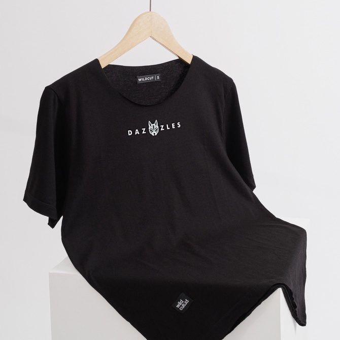 KAOS UNFINISHED PRIA DAN WANITA WILDCUT X DAZZLES - HITAM