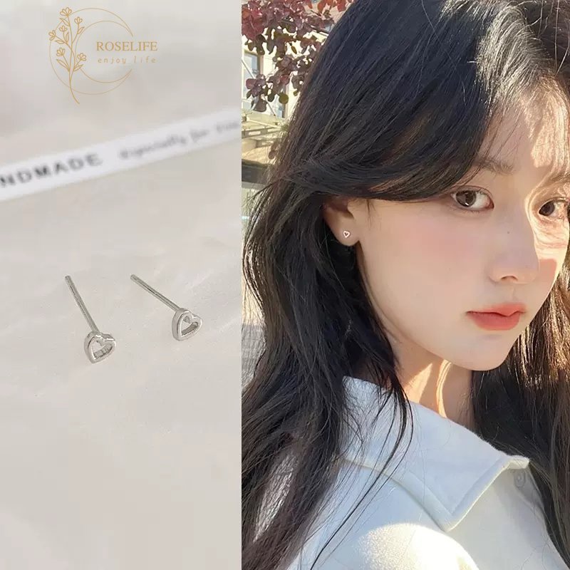 1 Pasang Anting Stud Mini Bentuk Hati Hollow Hypoallergenic Warna Silver Gaya Korea Untuk Wanita