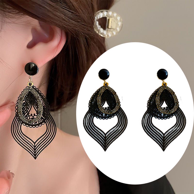 Anting Tusuk Gantung Desain Ukiran Bunga Hollow Hias Berlian Imitasi Gaya Elegankelas Untuk Wanita