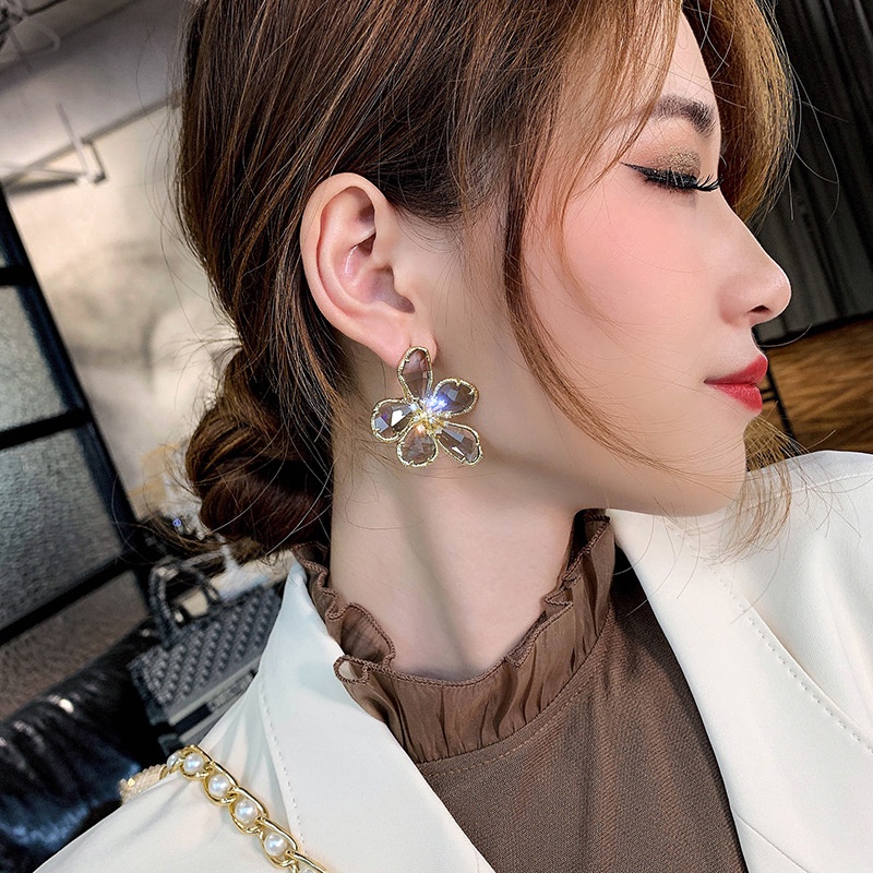 Anting Bentuk Bunga Aksen Kristal Bahan Alloy Gaya Retro Untuk Wanita