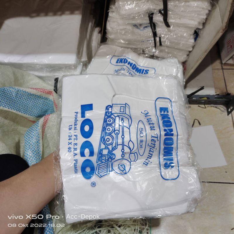 KANTONG PLASTIK LOCO EKONOMIS WARNA HITAM MERAH PUTIH BENING ISI 50 LEMBAR