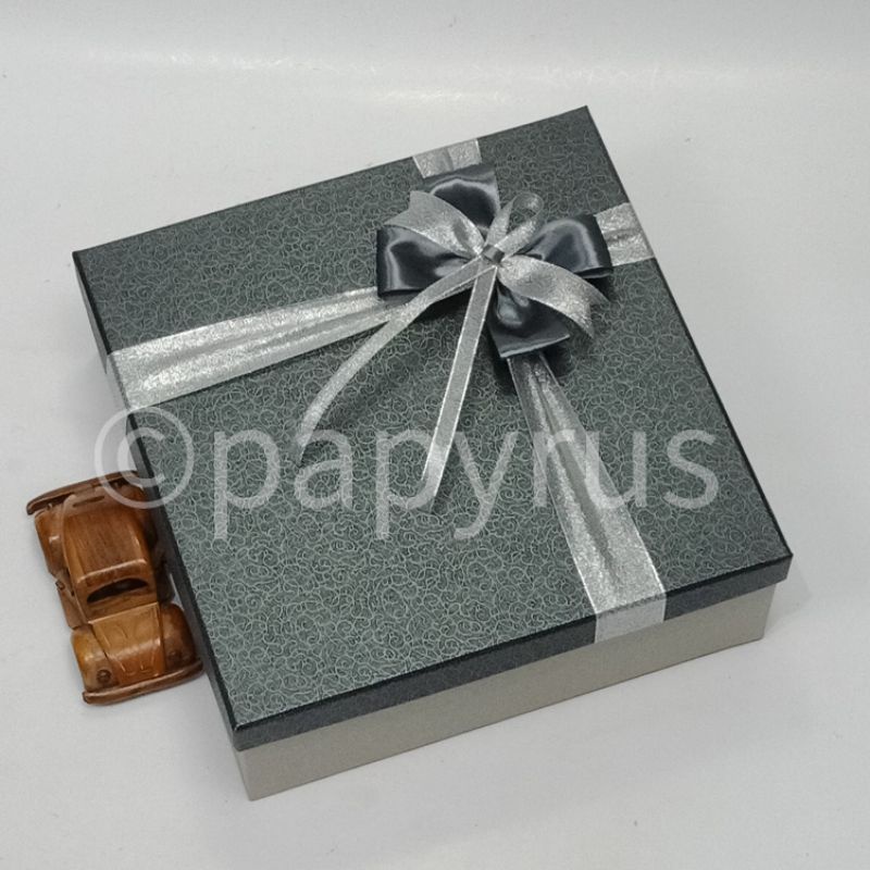 

PAPYRUS Kombinasi 30x30 Tinggi 10cm Kotak Kado Gift Box Hadiah