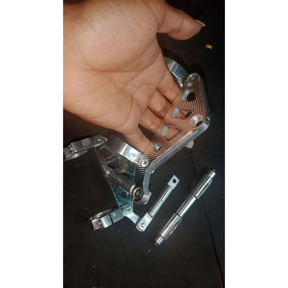 Kupingan Lampu Depan Segitiga Cincin CNC Motif Kotak Ninja Scorpio