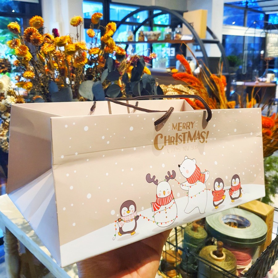 

5 Pcs Paperbag Kardus Natal Tas Jinjing Kemasan Christmas Hampers Packaging Ukuran 31x19x13 cm " Polar Bear