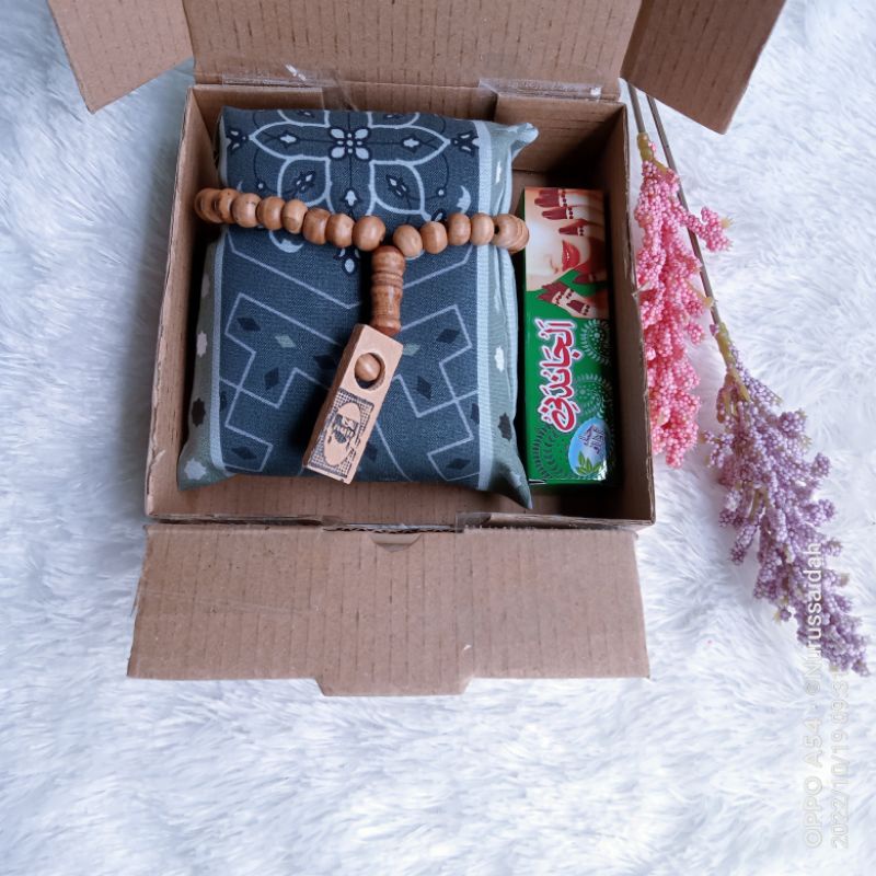 souvenir hampers oleh oleh haji dan umroh paket sajadah tasbih