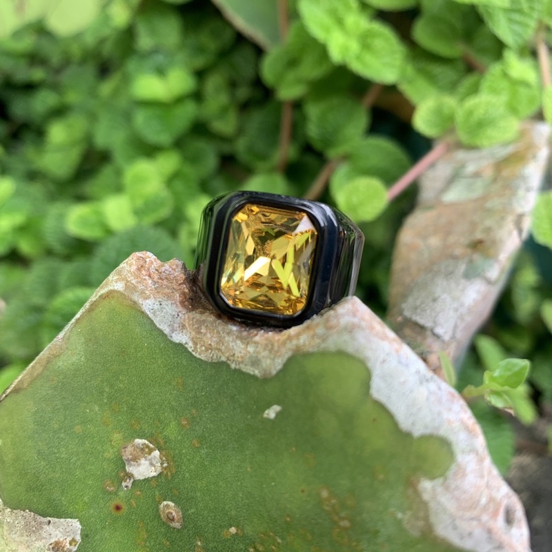 Cincin Pria Titanium Batu Akik Permata Yakut Kuning Ring Hitam Minimalis Anti Luntur dan Karat