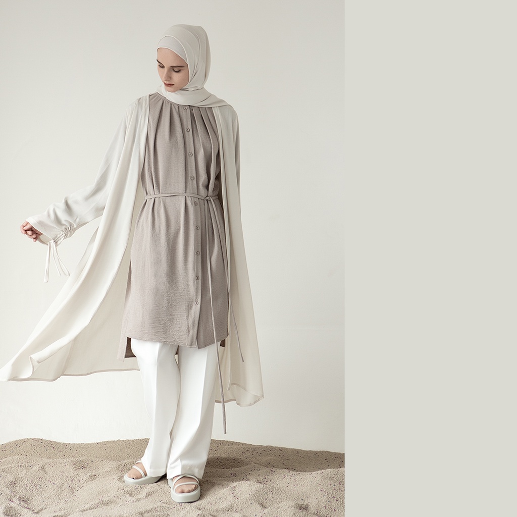 Mandaka by Aska Label - Outerwear wanita ringan crinkle dan flowy warna putih tulang offwhite, cream, coklat