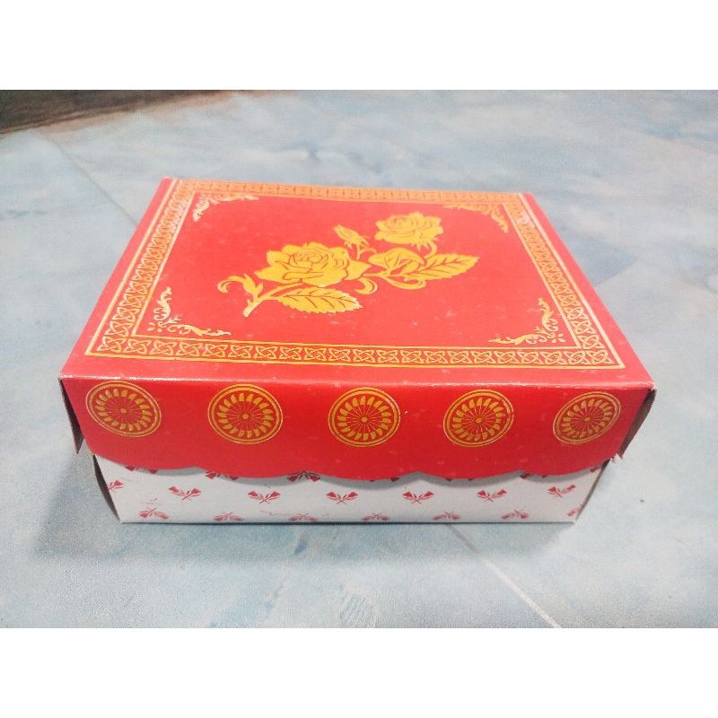 

Kardus Kue Motif bunga emas