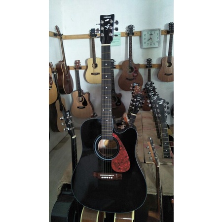 Gitar Yamaha Jumbo akustik