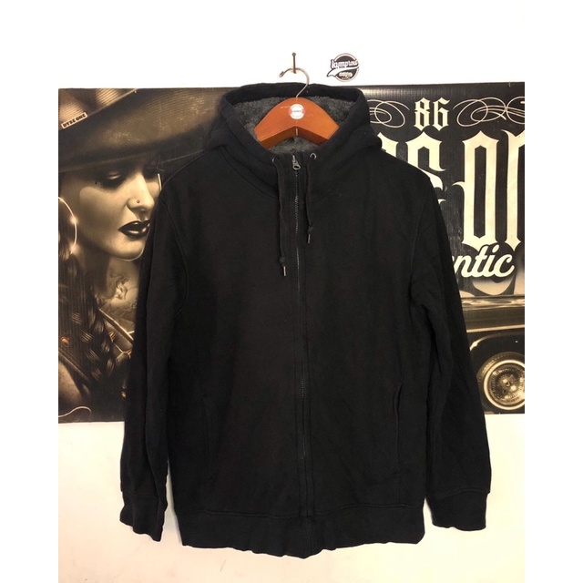 zip hoodie sherpa uniqlo hitam