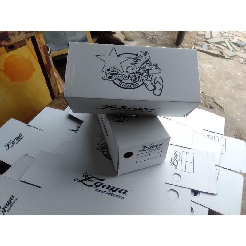 

kardus sandal costum logo
