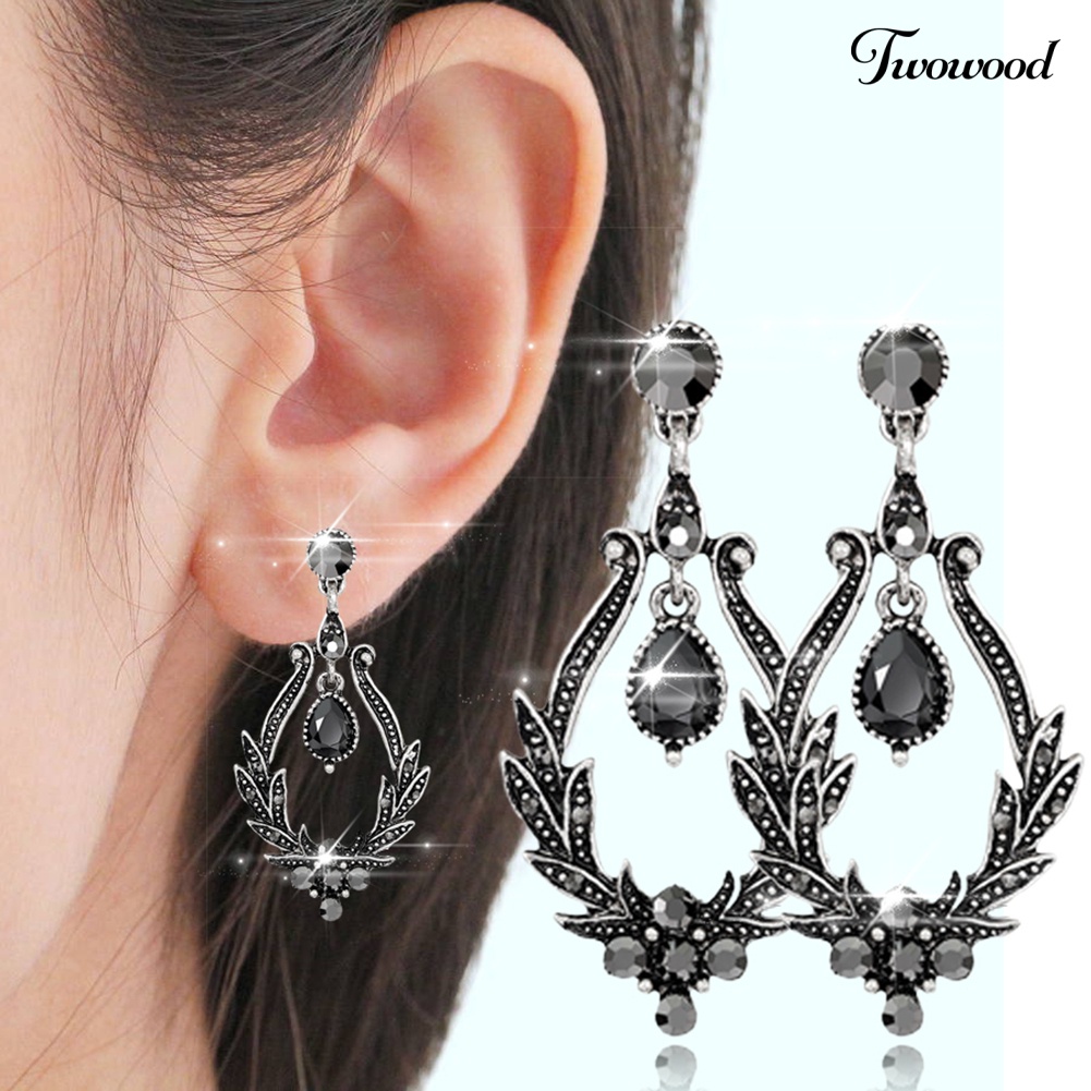 Anting Stud Desain Bunga Hollow Aksen Berlian Imitasi Gaya Vintage Untuk Wanita